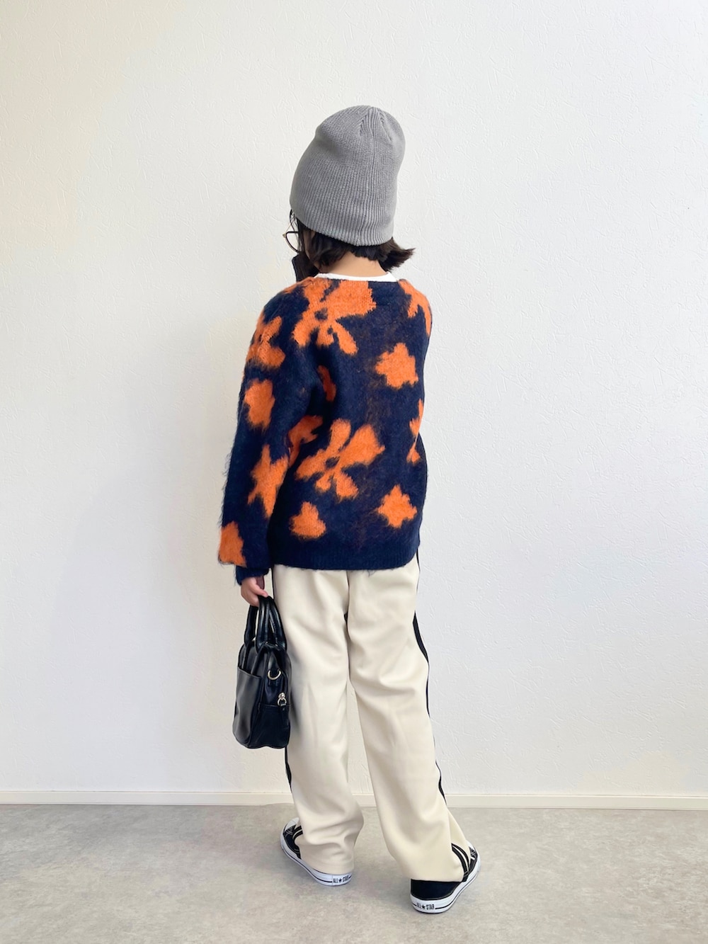 ブルー系のカーディガン/ボレロ、ホワイト系のスウェットパンツ、ブラック系のスニーカーを着用したキッズの秋コーディネートの3枚目の写真