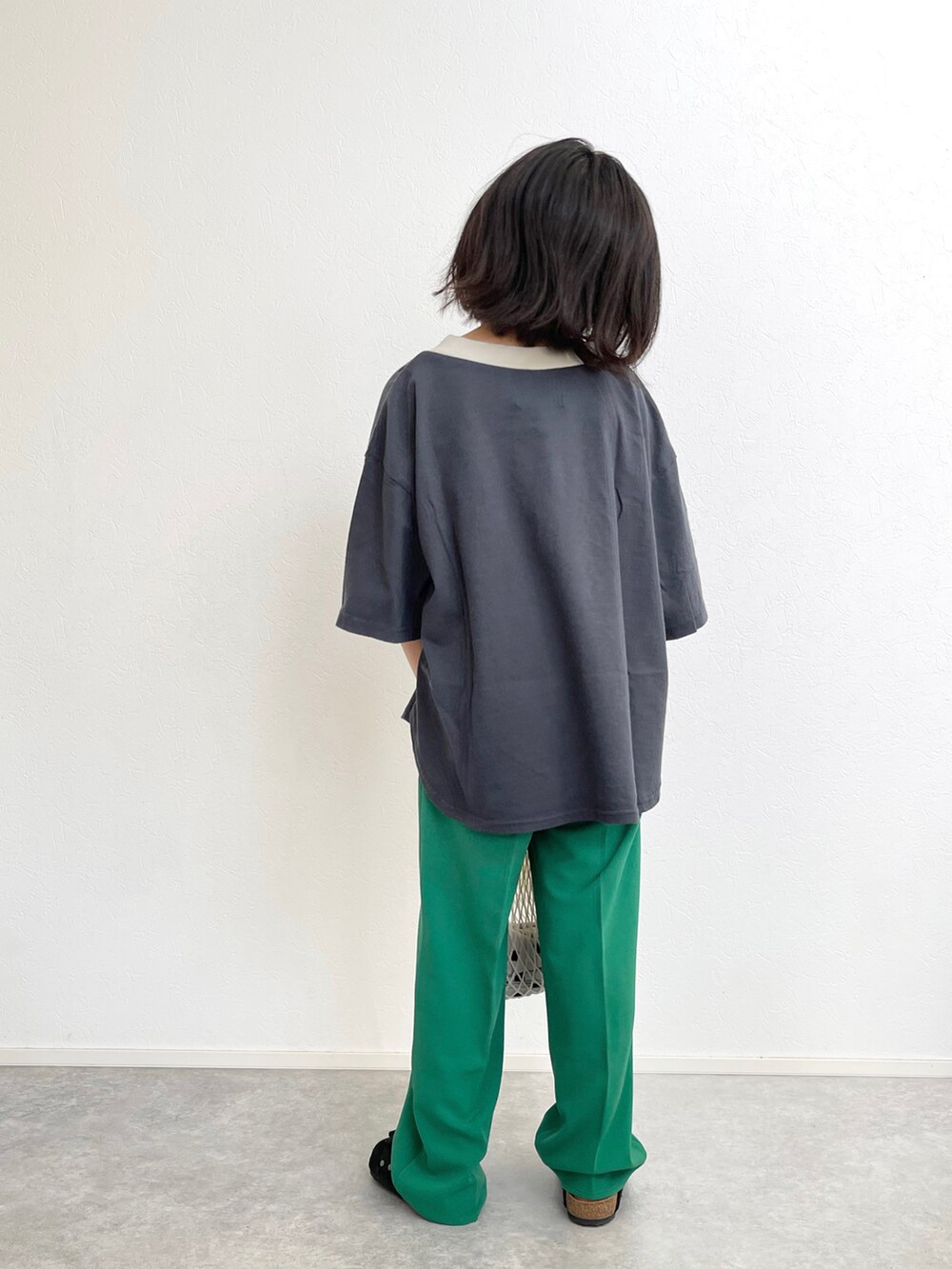 グリーン系のスラックス、グレー系のTシャツ/カットソー、ブルー系のデニムジャケットを着用したキッズの春コーディネートの3枚目の写真