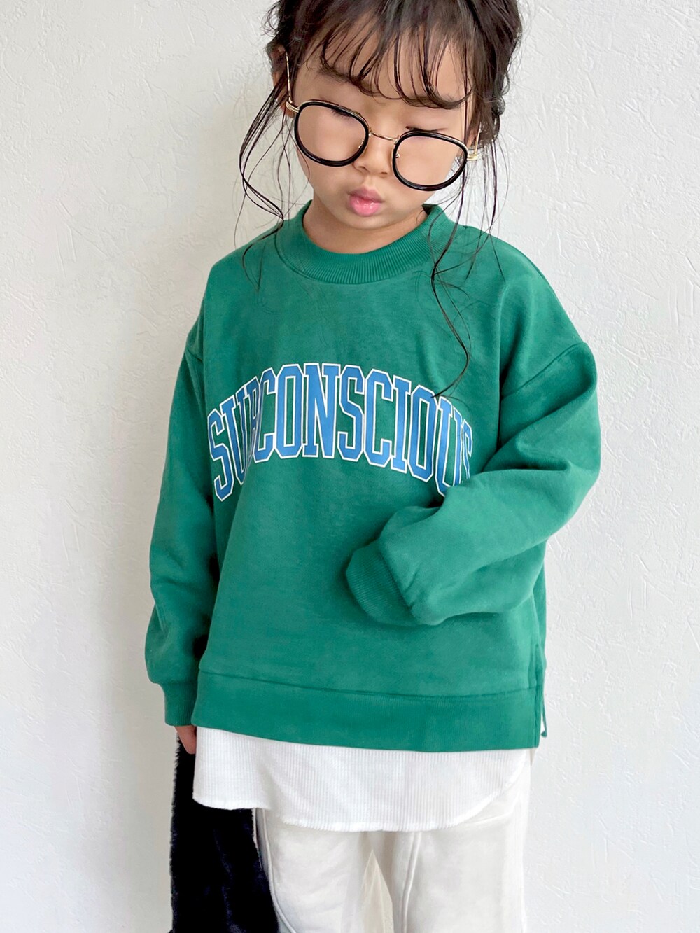 グリーン系のTシャツ/カットソー、ホワイト系のスウェットパンツ、ブラック系のスリッポンを着用したキッズの冬コーディネートの3枚目の写真