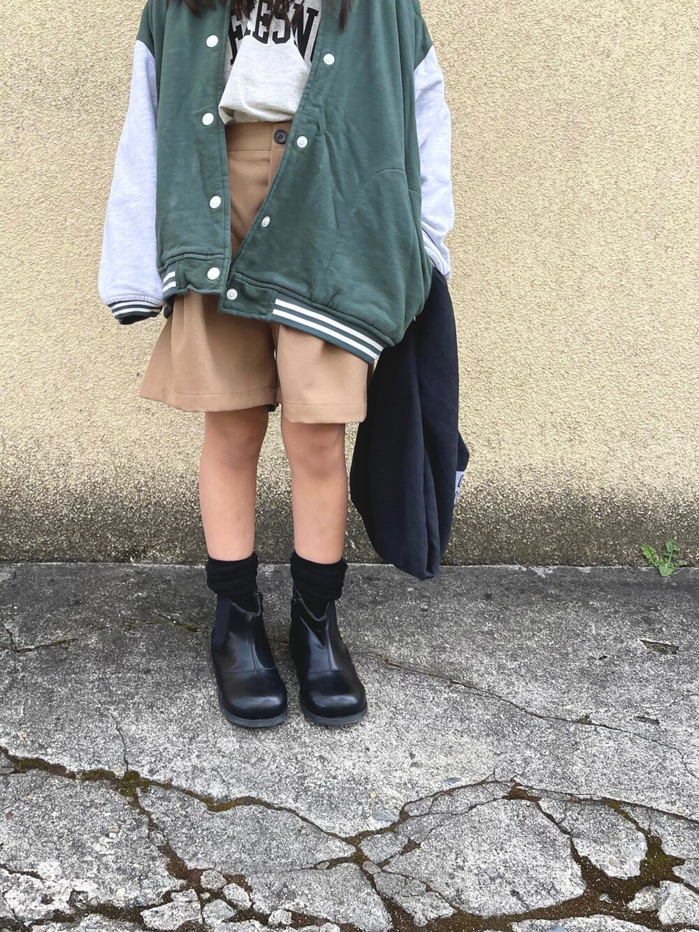 グレー系のTシャツ/カットソー、グリーン系のブルゾン、ブラウン系のその他パンツを着用したキッズの春コーディネートの2枚目の写真
