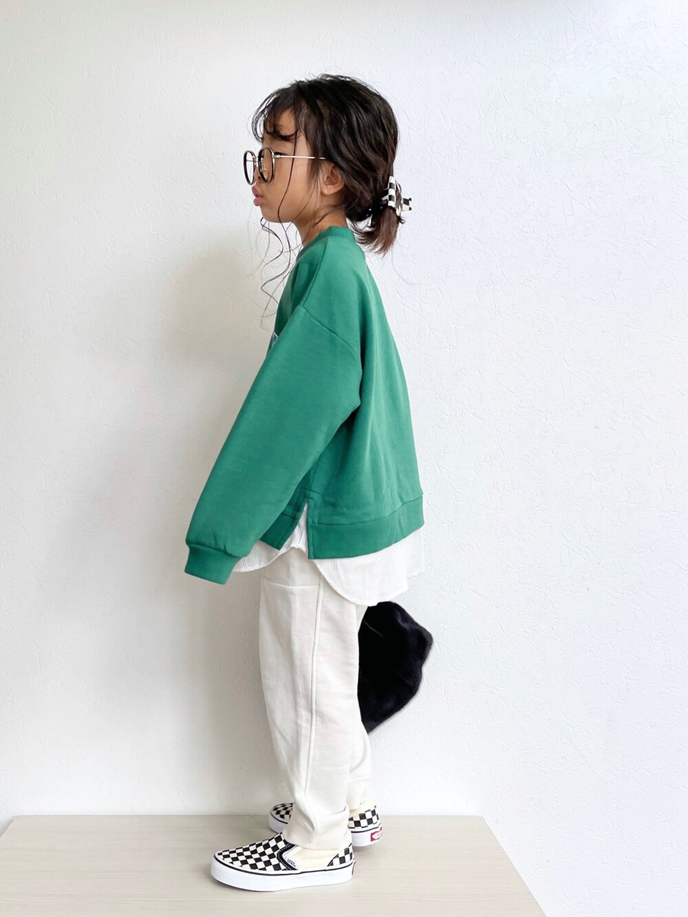 グリーン系のTシャツ/カットソー、ホワイト系のスウェットパンツ、ブラック系のスリッポンを着用したキッズの冬コーディネートの2枚目の写真