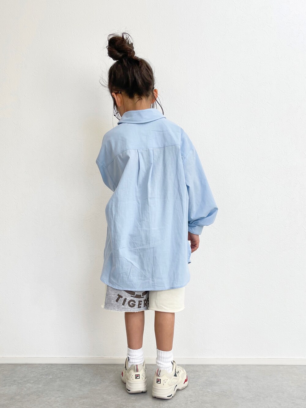 ホワイト系のスウェットパンツ、ブルー系のシャツ/ブラウス、グレー系のスニーカーを着用したキッズの春コーディネートの2枚目の写真