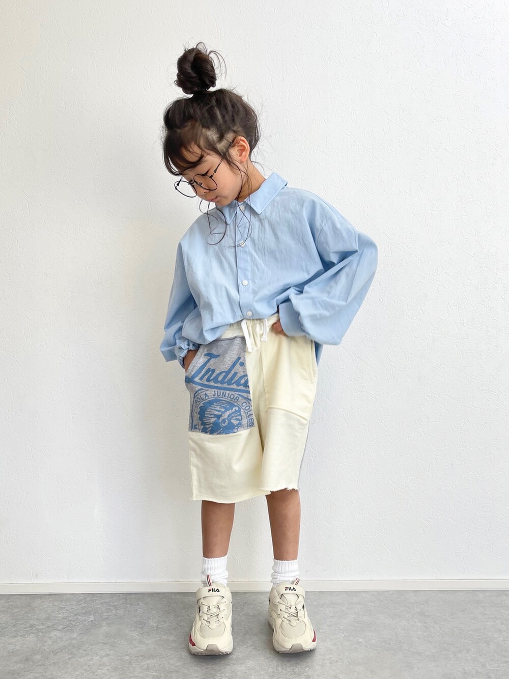 ホワイト系のスウェットパンツ、ブルー系のシャツ/ブラウス、グレー系のスニーカーを着用したキッズの春コーディネートの3枚目の写真