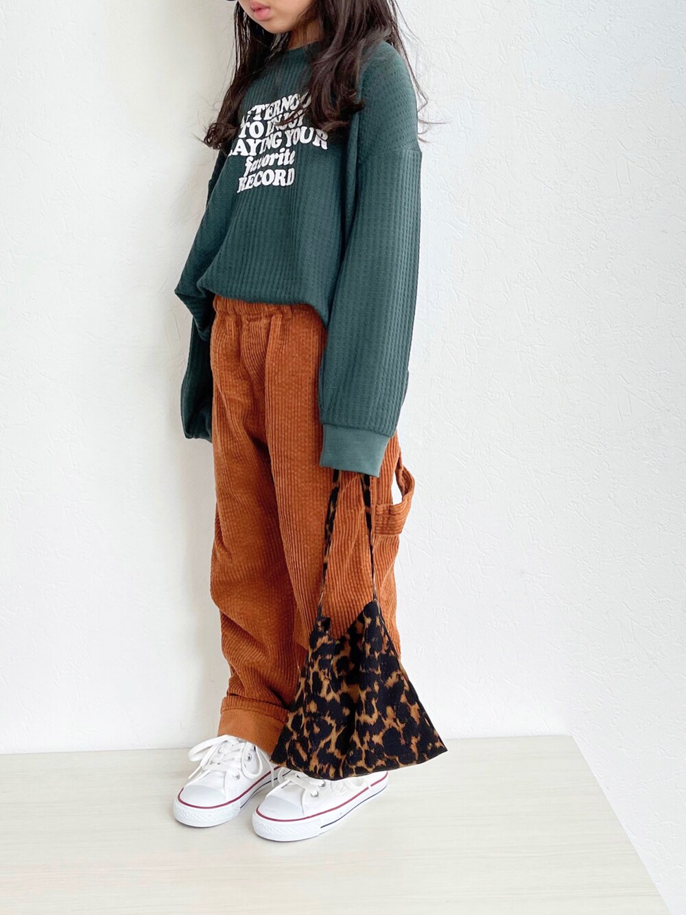 グリーン系のTシャツ/カットソー、ブラウン系のベスト、イエロー系のその他パンツを着用したキッズの秋コーディネートの4枚目の写真