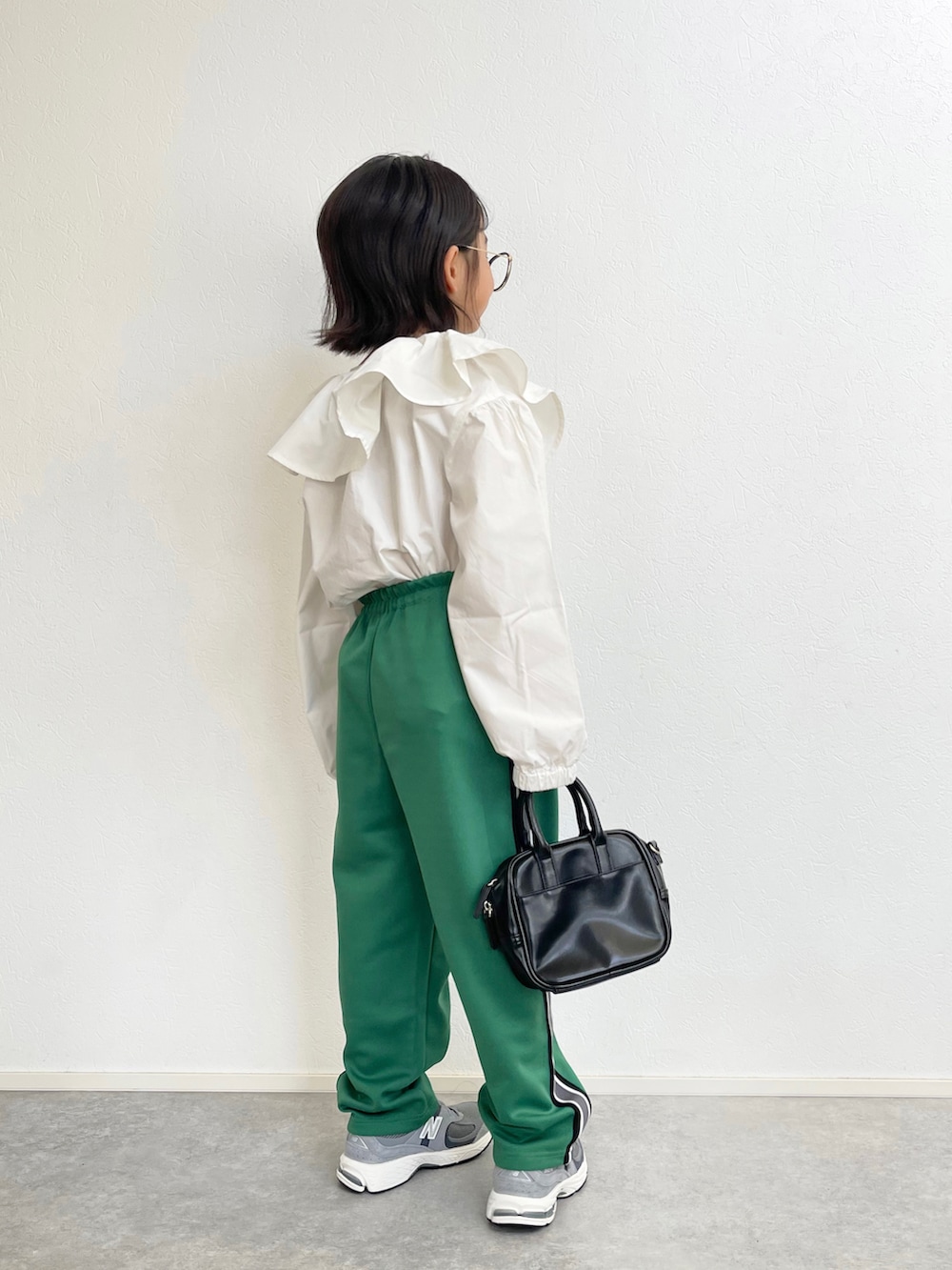 ホワイト系のシャツ/ブラウス、グリーン系のその他パンツ、グレー系のスニーカーを着用したキッズの春コーディネートの3枚目の写真