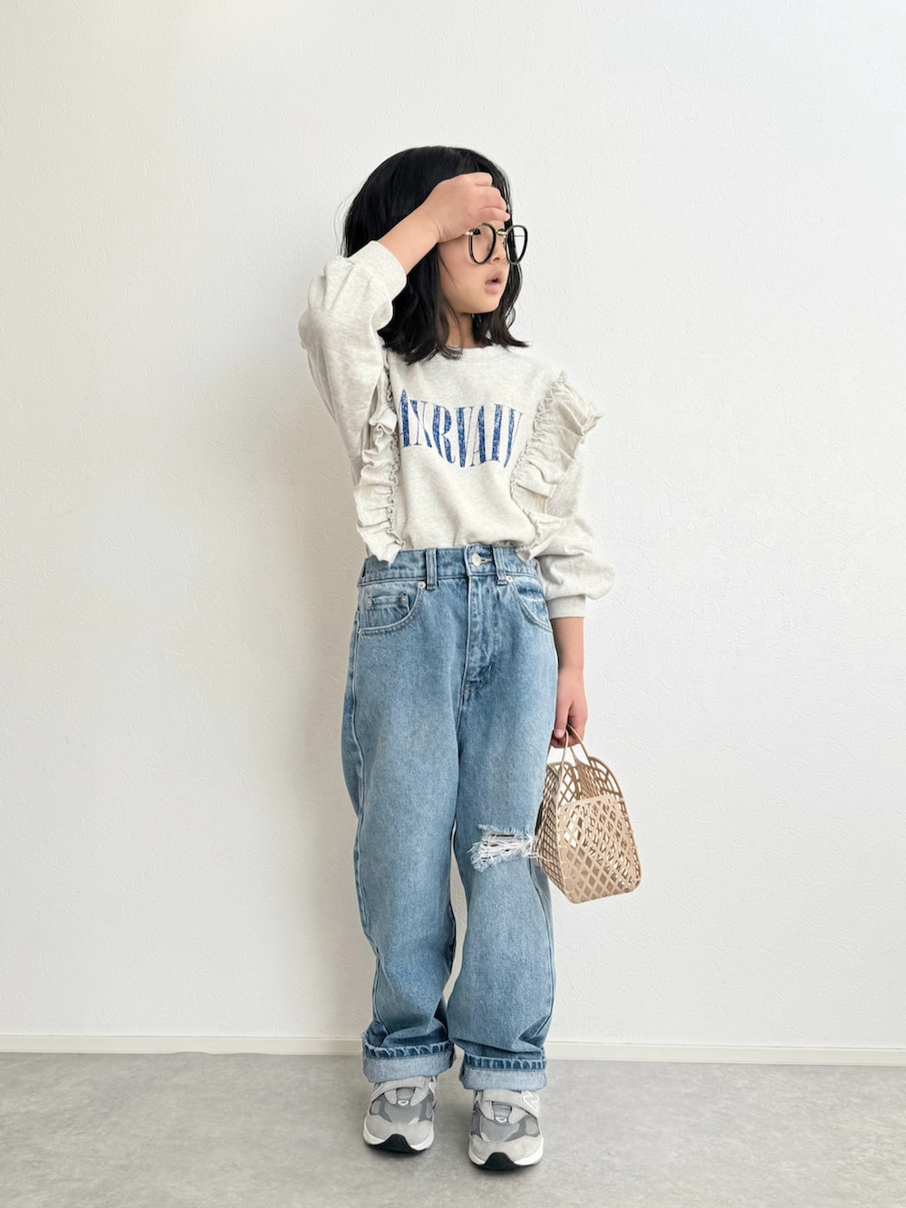 ホワイト系のスウェット、ブルー系のデニムパンツ、グレー系のスニーカーを着用したキッズの春コーディネートの2枚目の写真