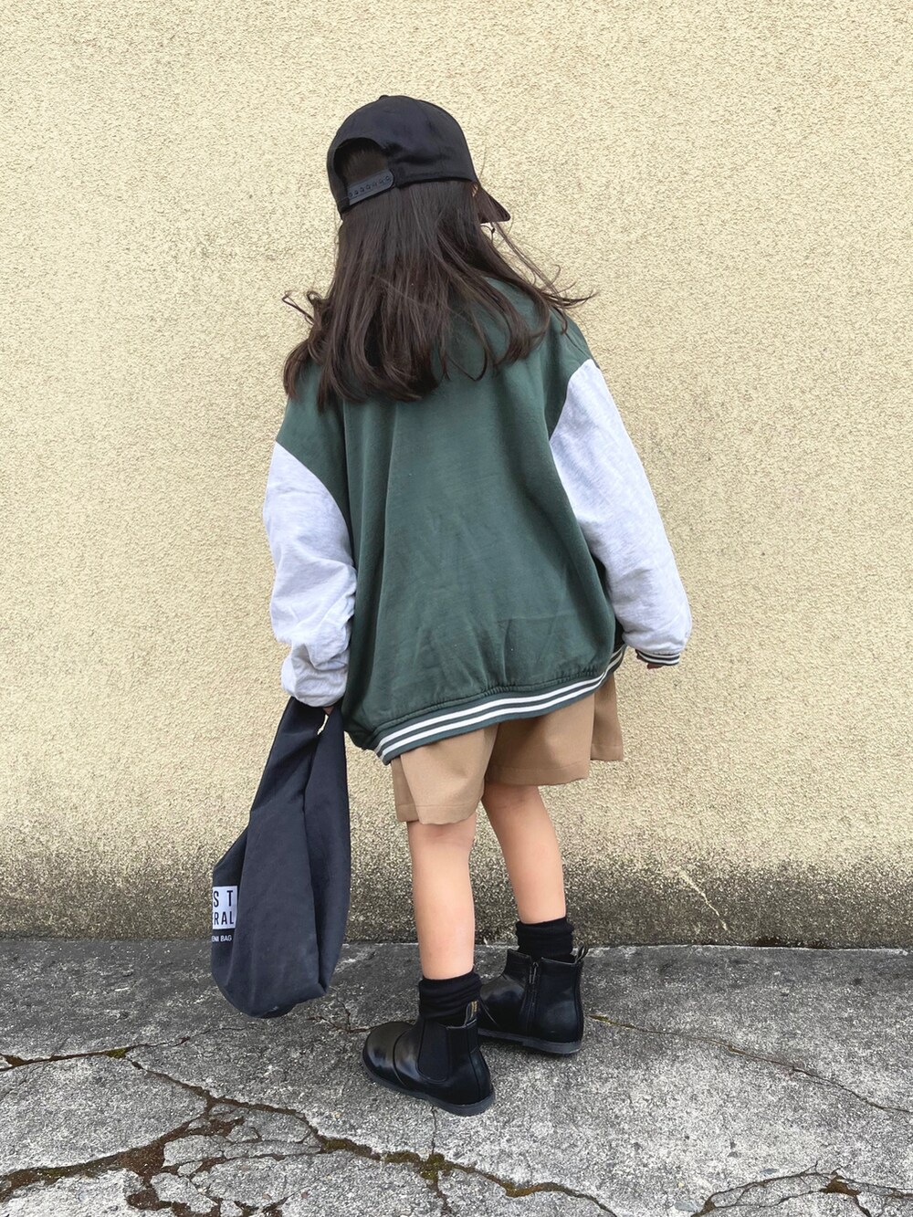 グレー系のTシャツ/カットソー、グリーン系のブルゾン、ブラウン系のその他パンツを着用したキッズの春コーディネートの3枚目の写真