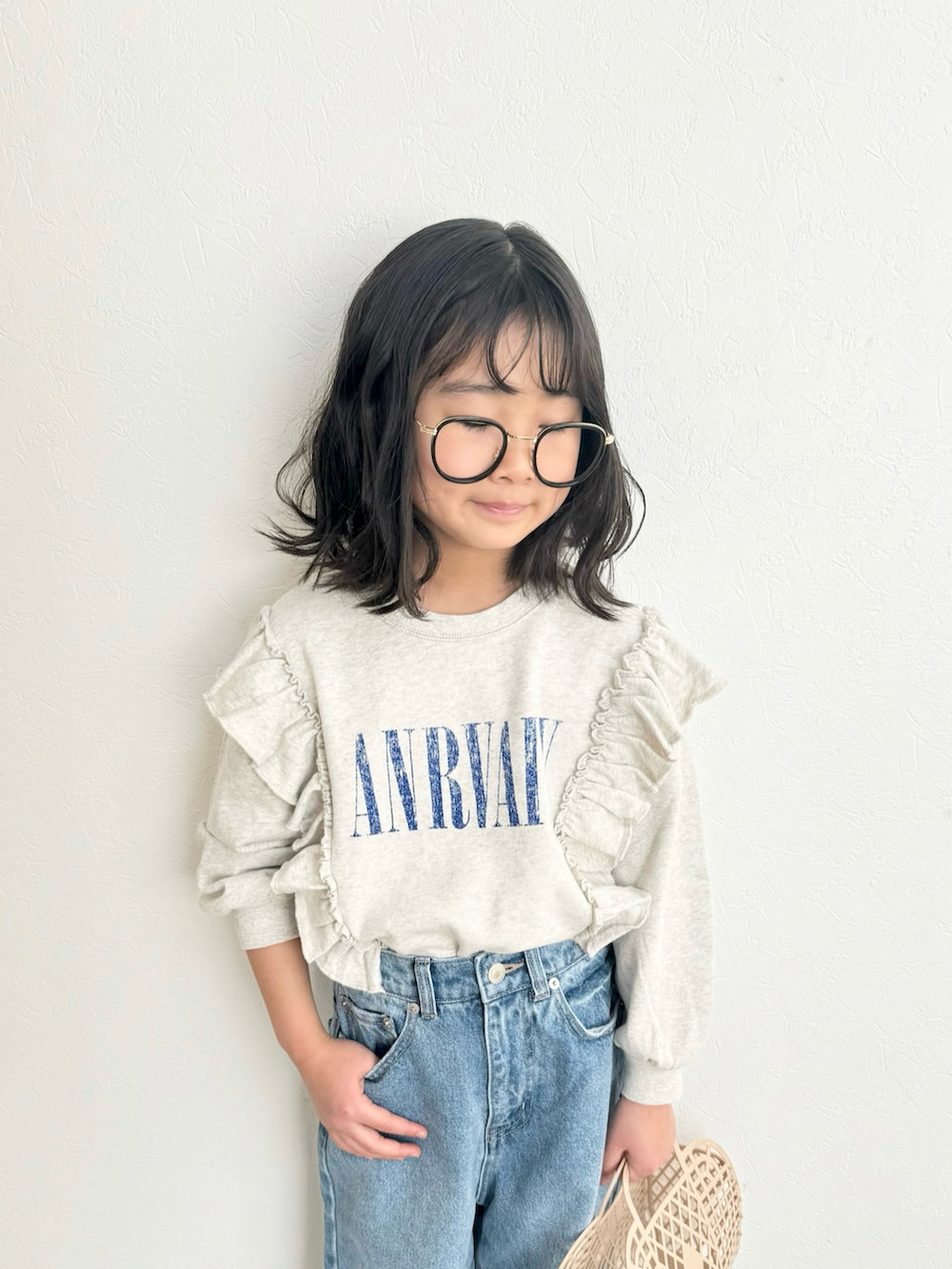ホワイト系のスウェット、ブルー系のデニムパンツ、グレー系のスニーカーを着用したキッズの春コーディネートの3枚目の写真