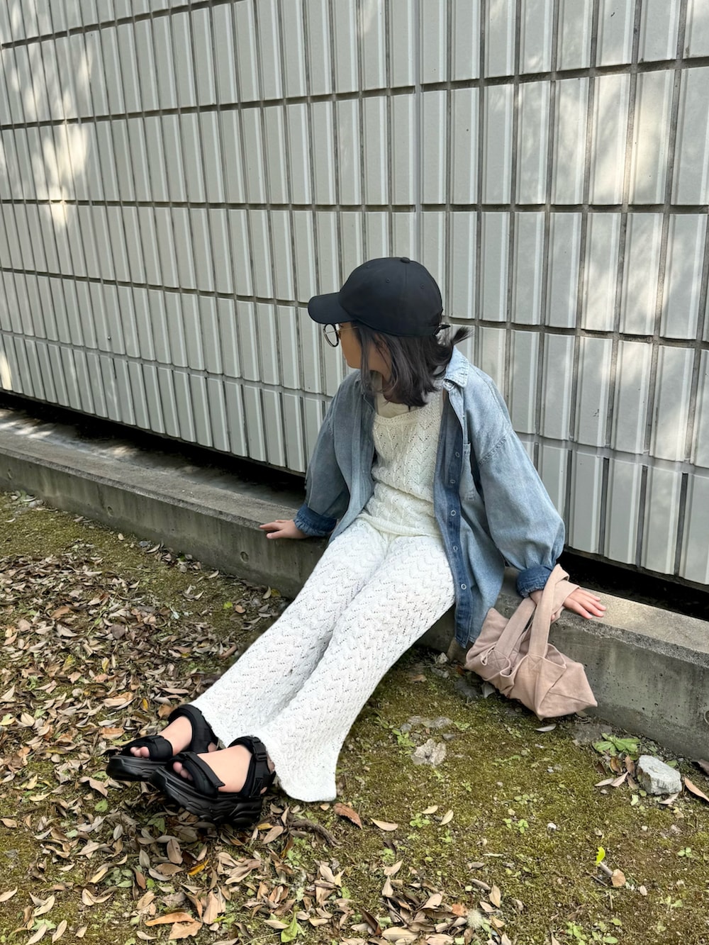 ホワイト系のタンクトップ、ホワイト系のその他パンツ、ブラック系のサンダルを着用したキッズの春コーディネートの2枚目の写真