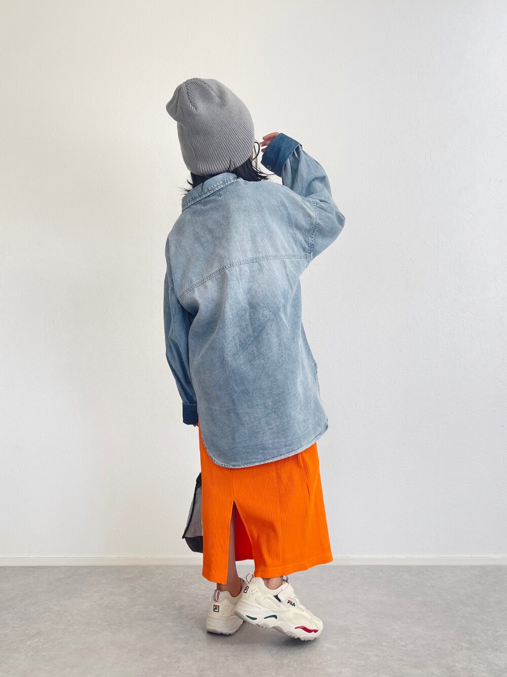 ブルー系のシャツ/ブラウス、オレンジ系のスカート、ベージュ系のスニーカーを着用したキッズの秋コーディネートの3枚目の写真