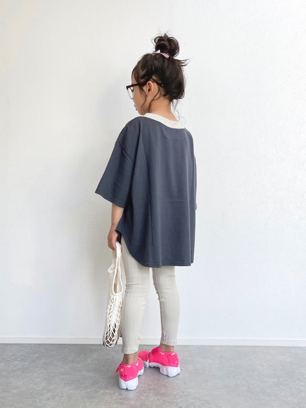 グレー系のTシャツ/カットソー、ピンク系のサンダル、その他のヘアピンを着用したキッズの春コーディネートの2枚目の写真