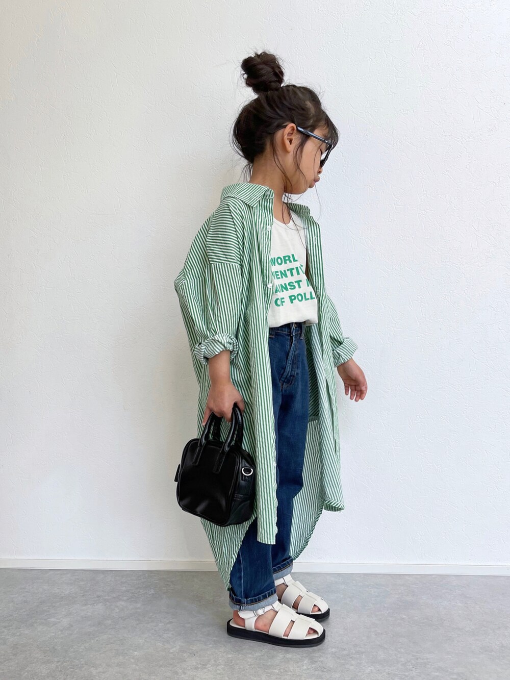 ホワイト系のタンクトップ、ブルー系のその他パンツ、ホワイト系のサンダルを着用したキッズの春コーディネートの3枚目の写真