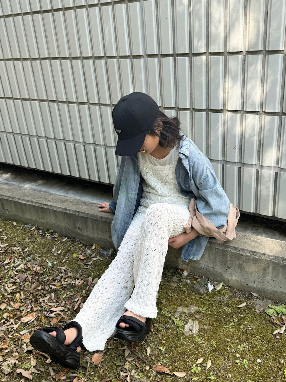 ホワイト系のタンクトップ、ホワイト系のその他パンツ、ブラック系のサンダルを着用したキッズの春コーディネートの3枚目の写真