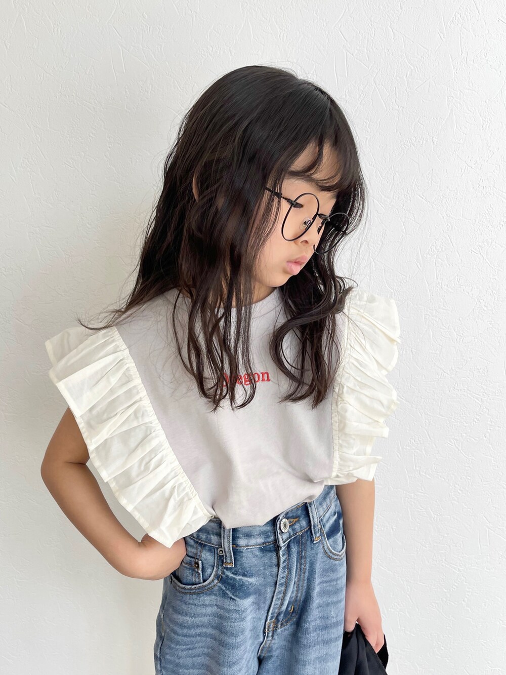 グレー系のTシャツ/カットソー、グレー系のMA-1、ブルー系のデニムパンツを着用したキッズの春コーディネートの4枚目の写真