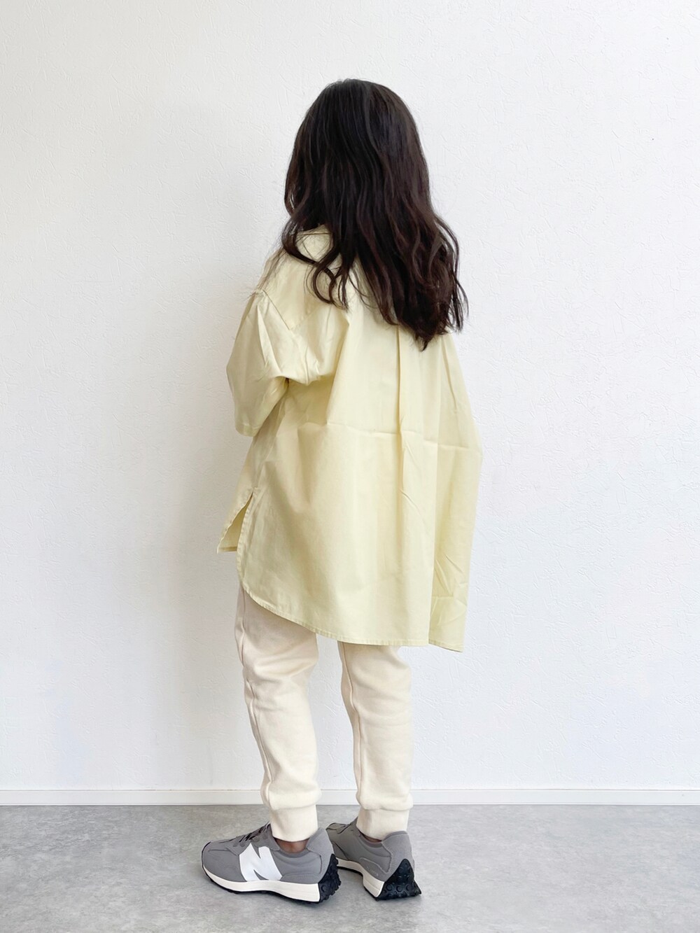 イエロー系のシャツ/ブラウス、ホワイト系のタンクトップ、ホワイト系のその他パンツを着用したキッズの春コーディネートの3枚目の写真