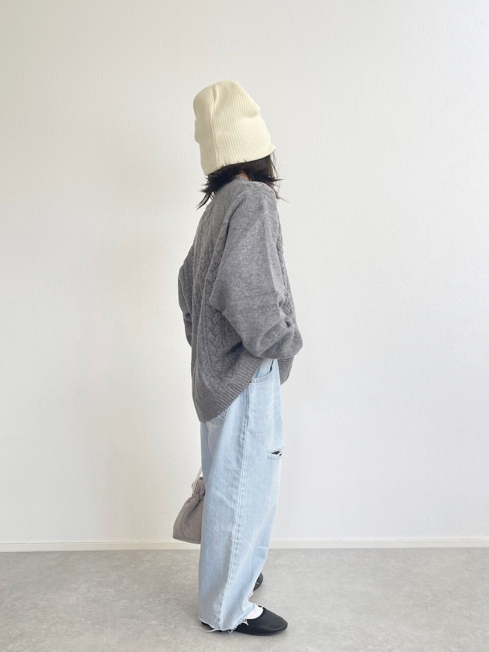 グレー系のニット/セーター、ブルー系のデニムパンツ、ブラック系のバレエシューズを着用したキッズの秋コーディネートの2枚目の写真