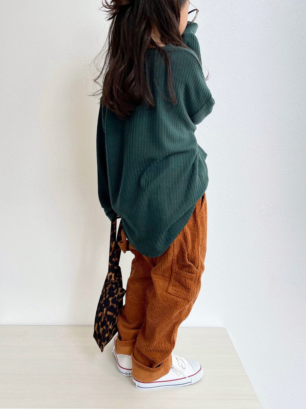 グリーン系のTシャツ/カットソー、ブラウン系のベスト、イエロー系のその他パンツを着用したキッズの秋コーディネートの5枚目の写真