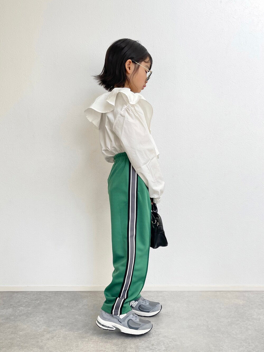 ホワイト系のシャツ/ブラウス、グリーン系のその他パンツ、グレー系のスニーカーを着用したキッズの春コーディネートの2枚目の写真