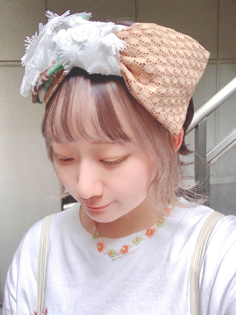 ホワイト系のTシャツ/カットソー、グリーン系のジャンパースカート、ホワイト系のエコバッグ/サブバッグを着用したレディースの春コーディネートの3枚目の写真