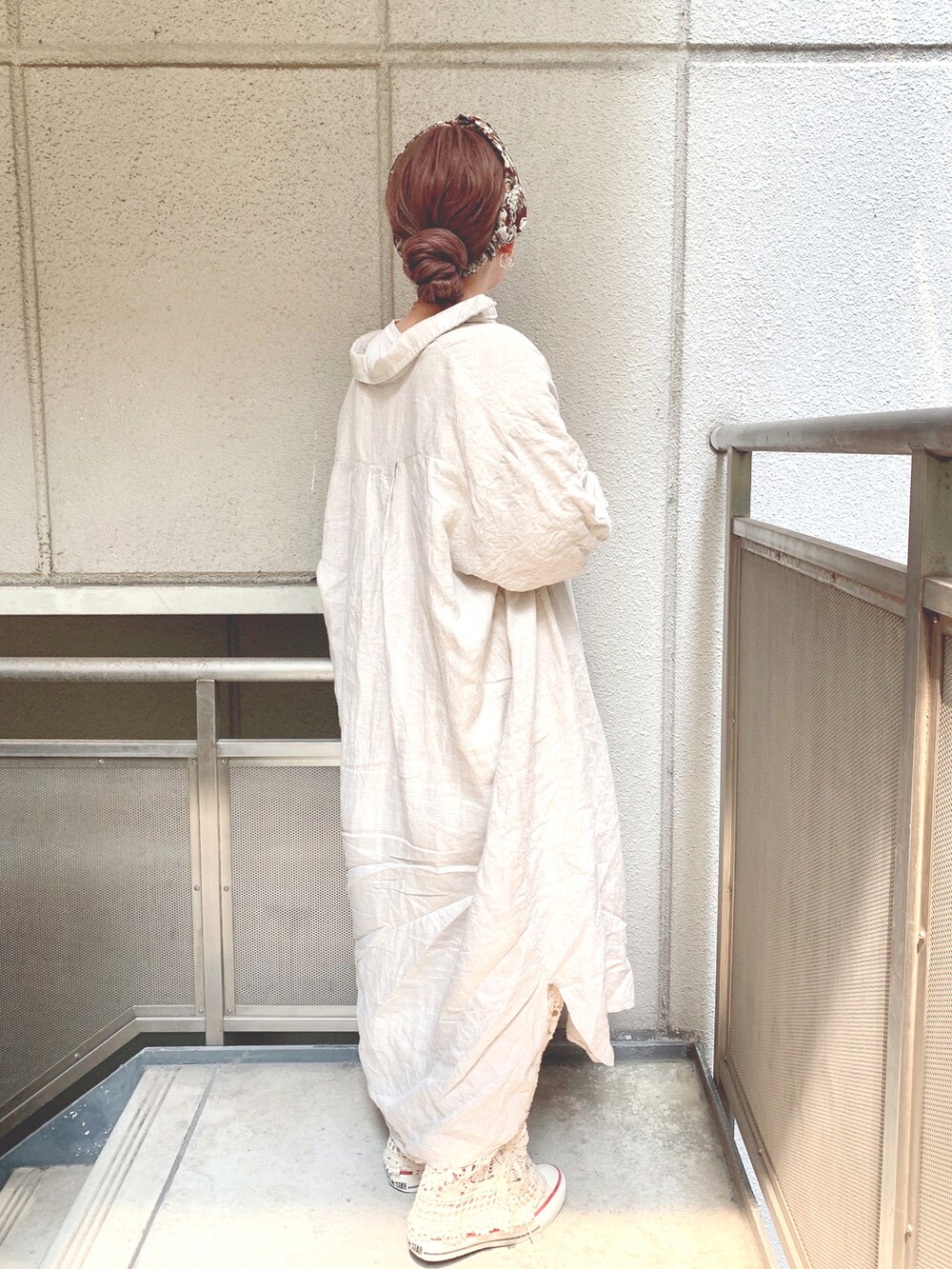 ホワイト系のシャツワンピース、ベージュ系のその他パンツ、ホワイト系のスニーカーを着用したレディースの夏コーディネートの2枚目の写真