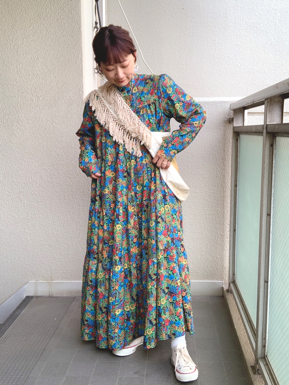 その他のワンピース、ホワイト系のトートバッグ、ホワイト系のスニーカーを着用したレディースの秋コーディネートの2枚目の写真