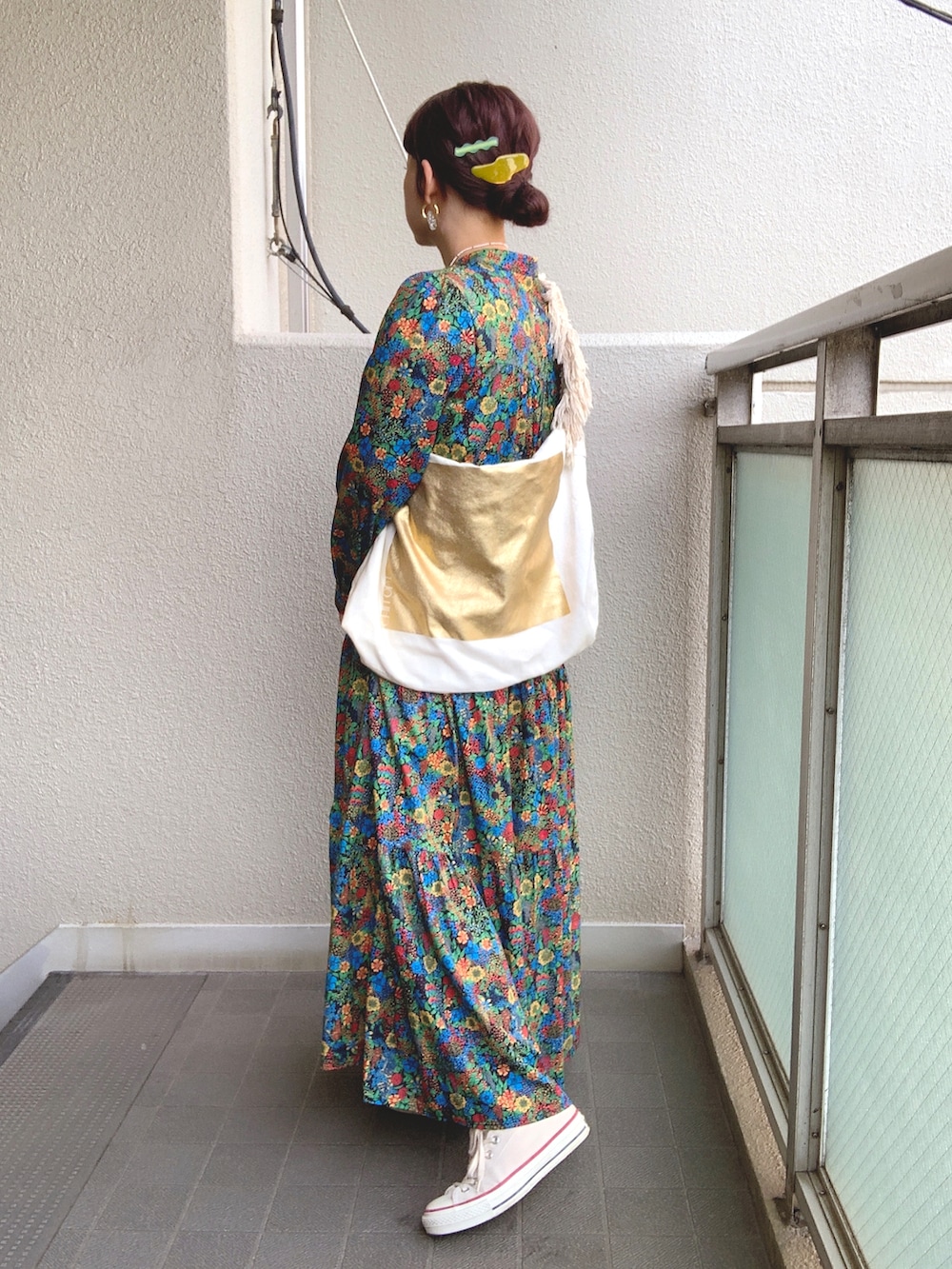 その他のワンピース、ホワイト系のトートバッグ、ホワイト系のスニーカーを着用したレディースの秋コーディネートの3枚目の写真