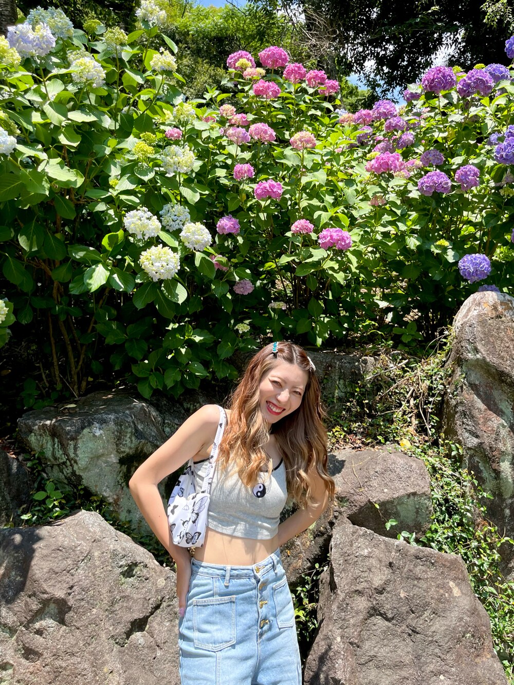 「デニムっていいよね、初夏コーデ、大人カジュアル、シンプル、デニム、デニムパンツ、デニムコーデ、ハイウエストパンツ、EVRIS、shein、紫陽花、お出かけコーデ」｜「mico（@_mico.com_）のアイテム（ヘアピン、シルバー系）」を使った、erinko（@_mico.com_）さん（レディース・161cm）の夏コーディネートの2枚目の写真