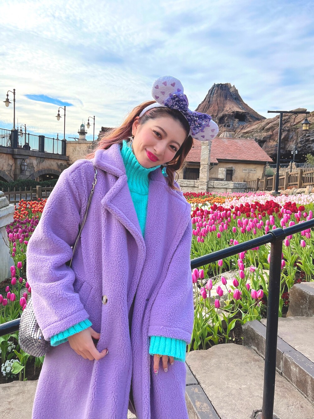 「ブルーコーデ、ブルー、パープルコーデ、パープル、ディズニー、ディズニーコーデ、カラーパンツ、カラーニット、カラーコーデ、ディズニーシー、マーメイドラグーン、旅行、派手色」｜「Auntie Rosa HolidayのミドルゲージカラータートルBIGニット（ニット/セーター、ブルー系）」を使った、erinko（@_mico.com_）さん（レディース・161cm）の冬コーディネートの2枚目の写真