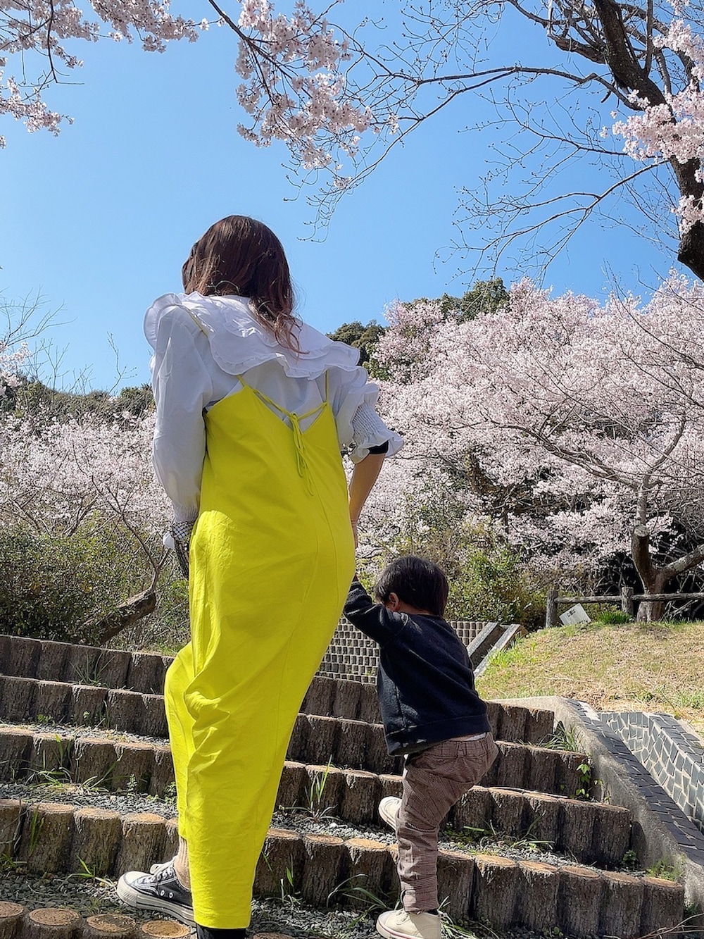 「大人カジュアル、休日スタイル、春カラー、春服、着回しコーデ、スカートスタイル、お出かけコーデ、桜、ZARA、shein、イエロー、イエローコーデ、派手、プチフラコーデ、カラーコーデ」｜「mico（@_mico.com_）のアイテム（ヘアピン、その他）」を使った、erinko（@_mico.com_）さん（レディース・161cm）の春コーディネートの2枚目の写真