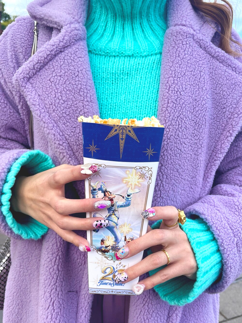 「ブルーコーデ、ブルー、パープルコーデ、パープル、ディズニー、ディズニーコーデ、カラーパンツ、カラーニット、カラーコーデ、ディズニーシー、マーメイドラグーン、旅行、派手色」｜「Auntie Rosa HolidayのミドルゲージカラータートルBIGニット（ニット/セーター、ブルー系）」を使った、erinko（@_mico.com_）さん（レディース・161cm）の冬コーディネートの3枚目の写真