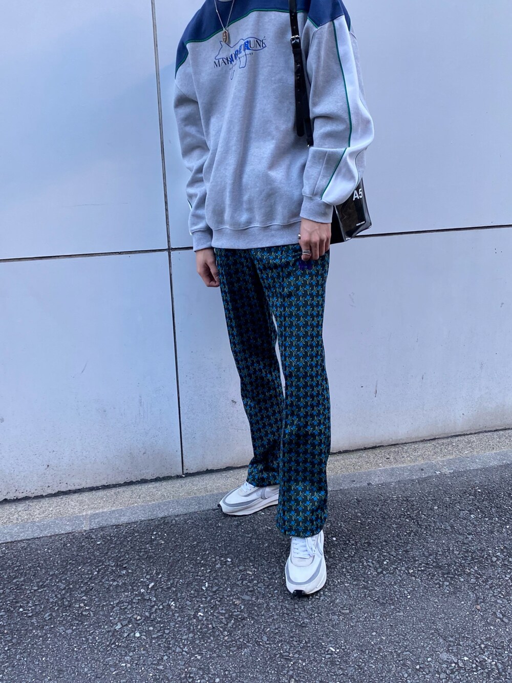 グレー系のスウェット、ブルー系のパンツ、ホワイト系のスニーカーを着用したメンズの冬コーディネートの2枚目の写真