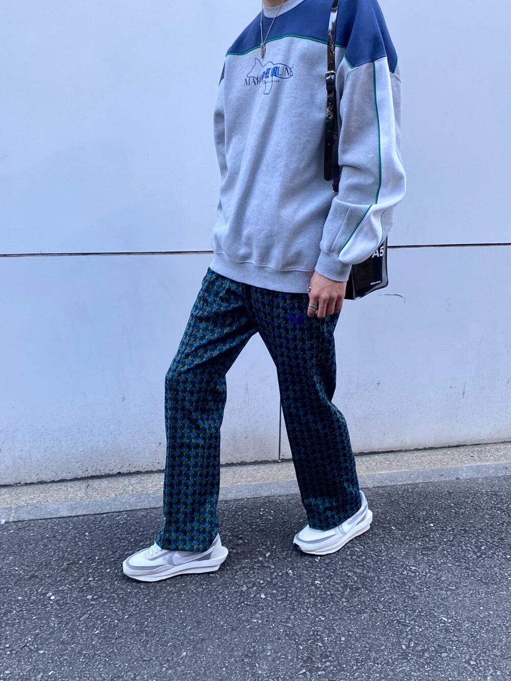 グレー系のスウェット、ブルー系のパンツ、ホワイト系のスニーカーを着用したメンズの冬コーディネートの3枚目の写真