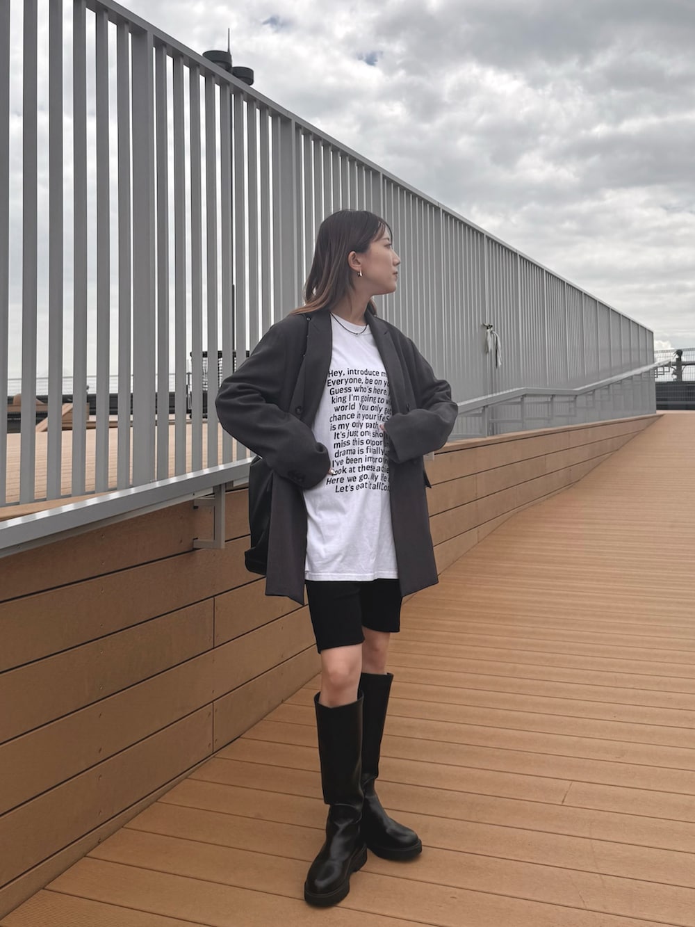 ホワイト系のTシャツ/カットソー、ブラック系のその他パンツを着用したレディースの秋コーディネートの2枚目の写真