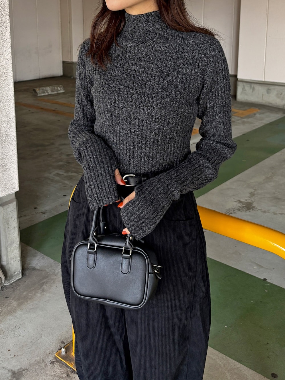 ブラック系のその他パンツ、グレー系のニット/セーター、ブラック系のスニーカーを着用したレディースの秋コーディネートの2枚目の写真