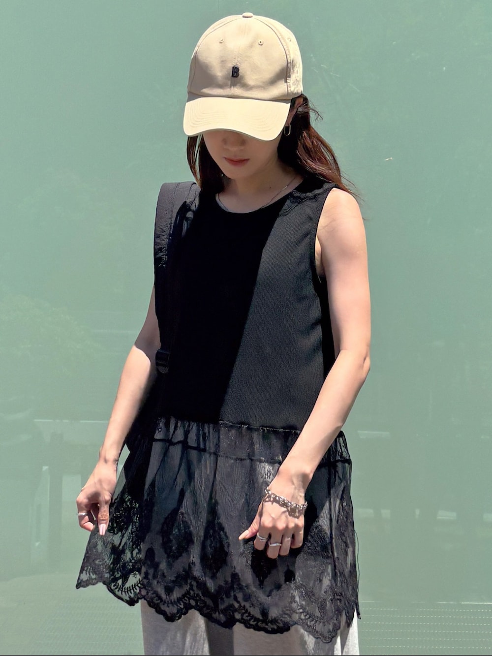 ブラック系のタンクトップ、グレー系のスウェットパンツを着用したレディースの夏コーディネートの2枚目の写真
