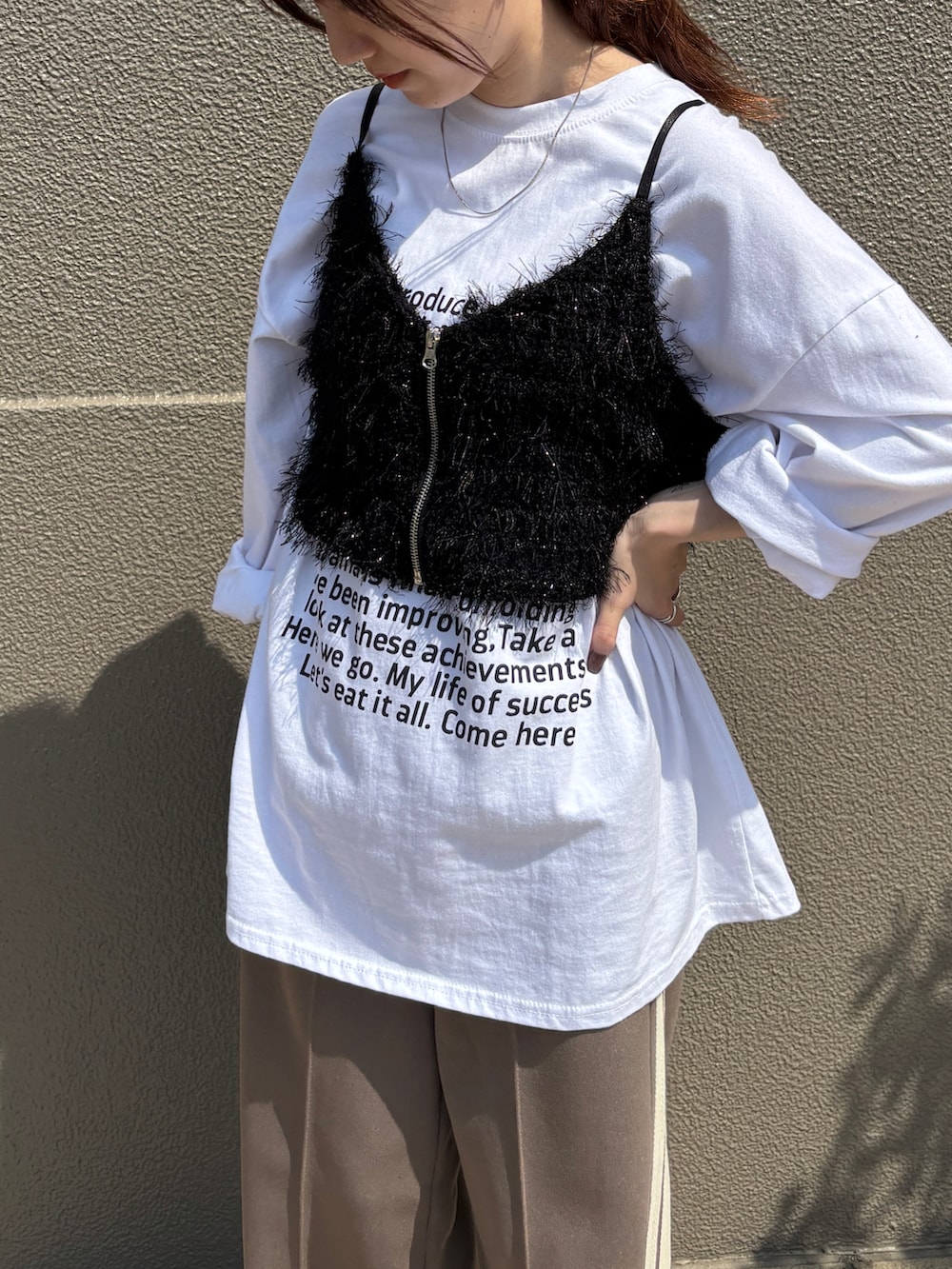 ブラック系のキャミソール、ホワイト系のTシャツ/カットソー、ブラウン系のその他パンツを着用したレディースの春コーディネートの3枚目の写真