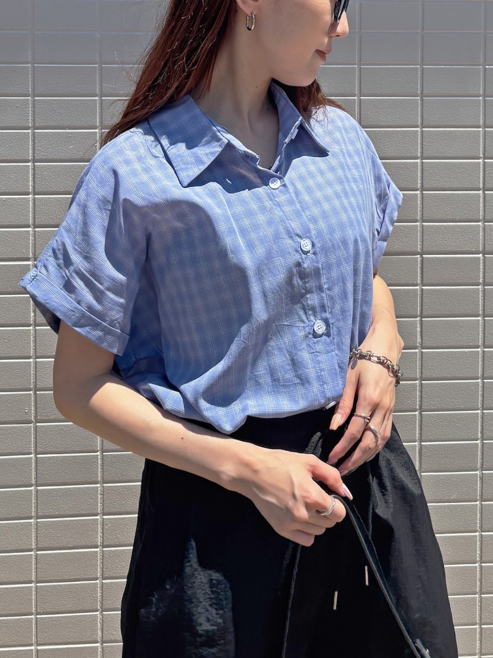 ブルー系のシャツ/ブラウス、ブラック系のセットアップを着用したレディースの夏コーディネートの2枚目の写真