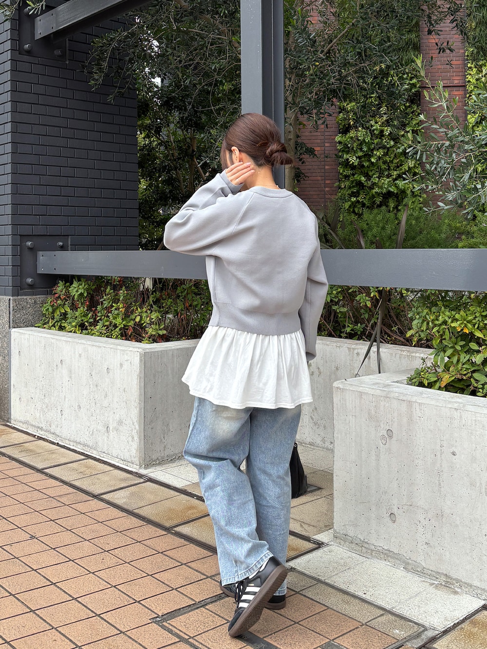 ホワイト系のTシャツ/カットソー、グレー系のカーディガン/ボレロ、ブルー系のデニムパンツを着用したレディースの春コーディネートの5枚目の写真