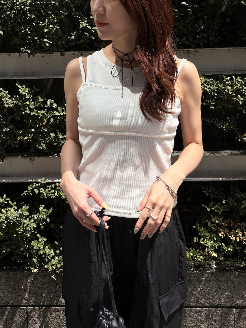 ホワイト系のタンクトップ、グレー系のカーゴパンツを着用したレディースの春コーディネートの2枚目の写真