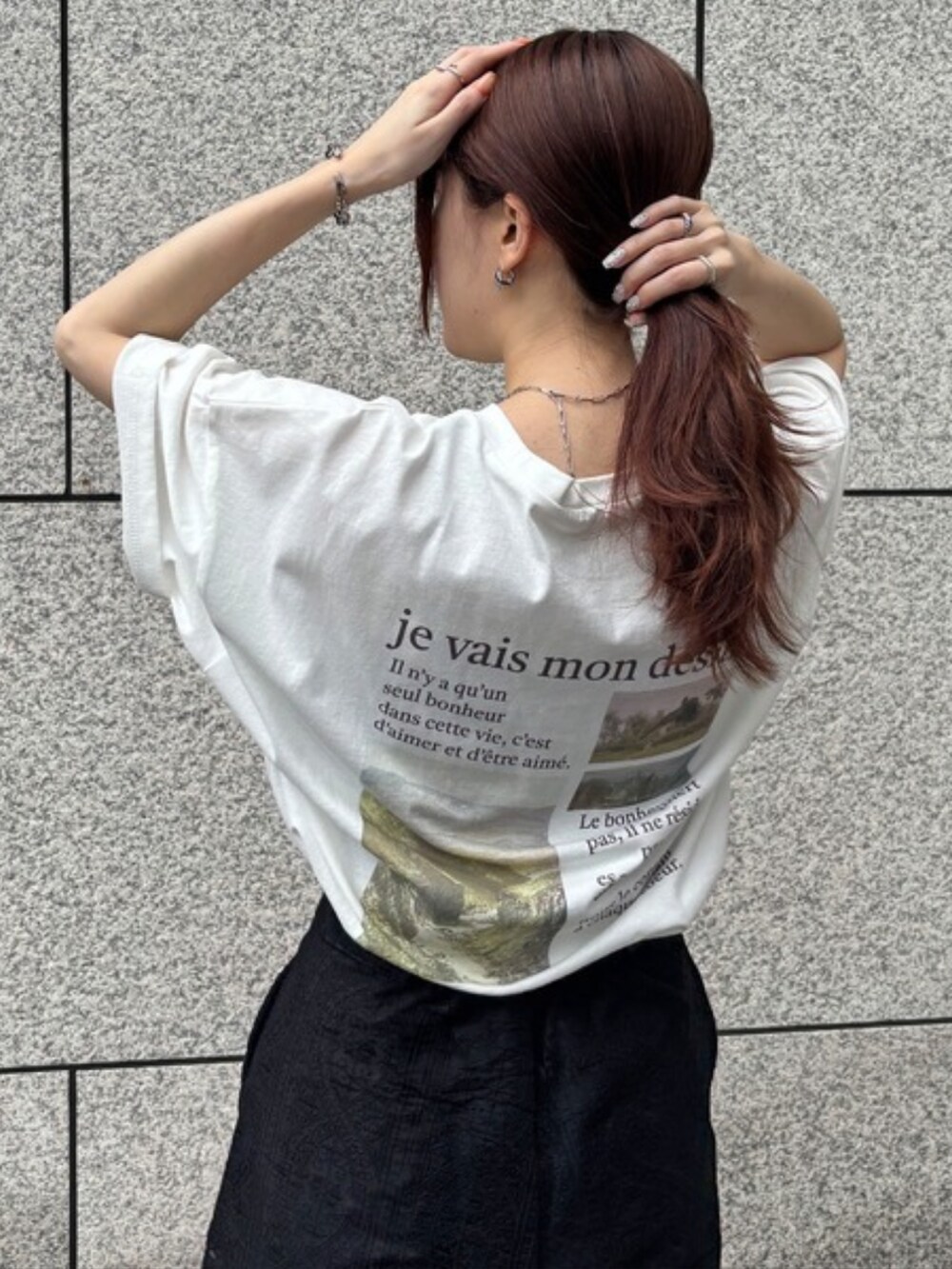 ホワイト系のTシャツ/カットソー、ブラック系のその他パンツを着用したレディースの夏コーディネートの2枚目の写真