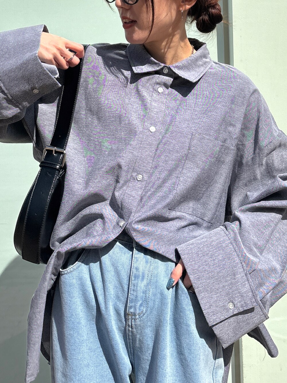 ブラック系のシャツ/ブラウス、ブルー系のデニムパンツを着用したレディースの春コーディネートの2枚目の写真