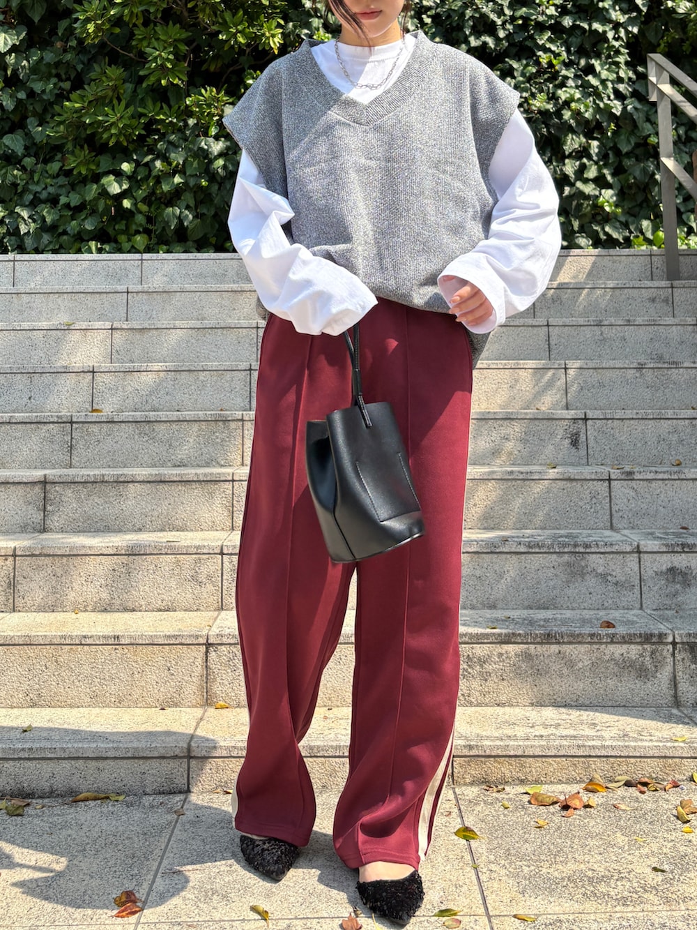 「トラックパンツ、ニットベスト、オーバーサイズＴ、スパンコールパンプス、赤パンツ、おだんごヘアー、大人カジュアル、スポーツmix、春コーデ、春めき満開コーデ、ママコーデ、骨格ウェーブ」｜「ISOOKの【ISOOK / アイスー】オーバーサイズVネックベスト / ルーズ丈 ビックシルエット ニット ユニセックス 春ニット ドロップショルダー グレー ブラック 黒 ZOZOTOWN限定（ベスト、グレー系）」を使った、ISOOKさん（レディース・160cm）の春コーディネートの2枚目の写真