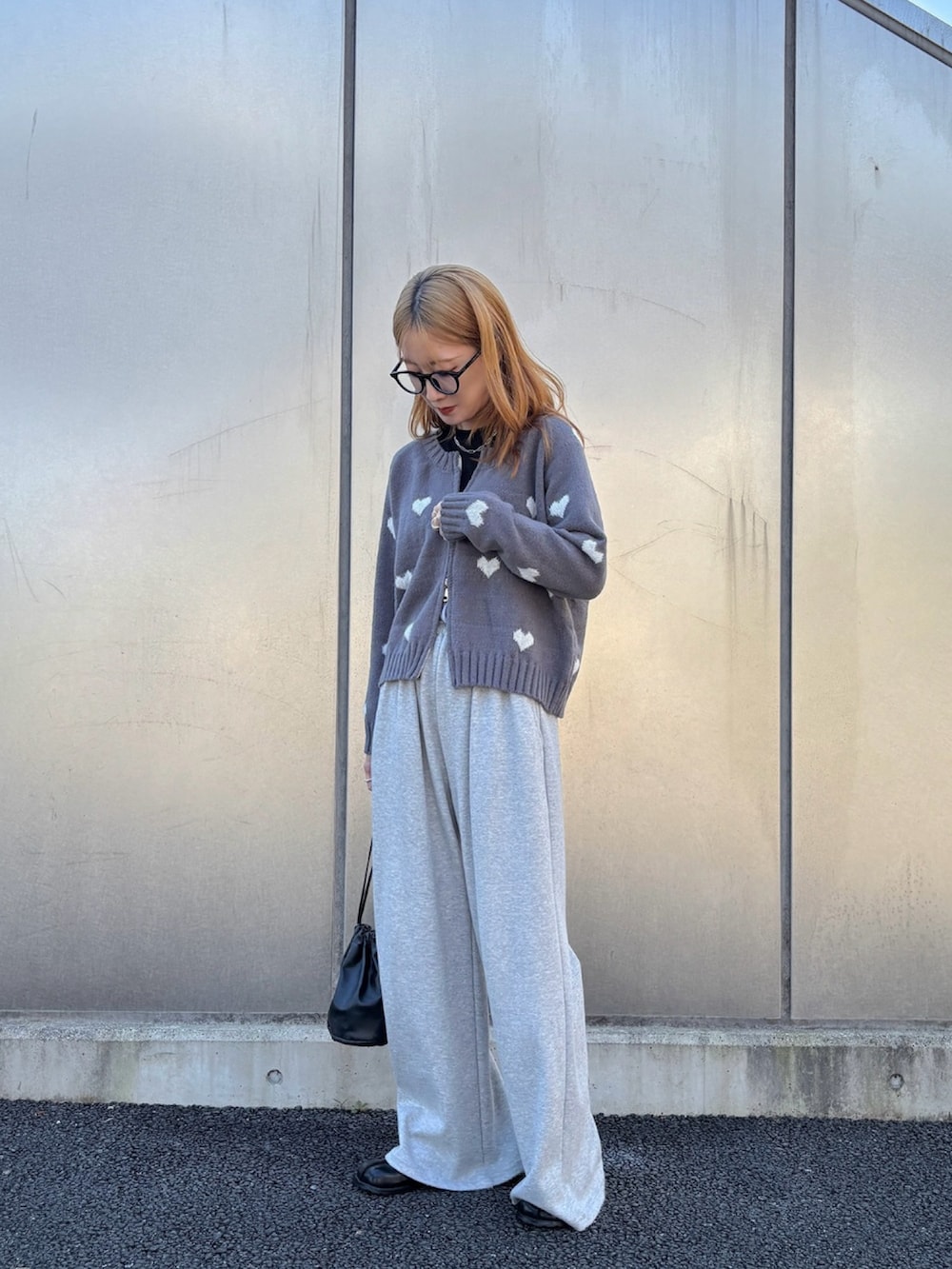 グレー系のカーディガン/ボレロ、グレー系のスウェットパンツを着用したレディースの秋コーディネートの2枚目の写真