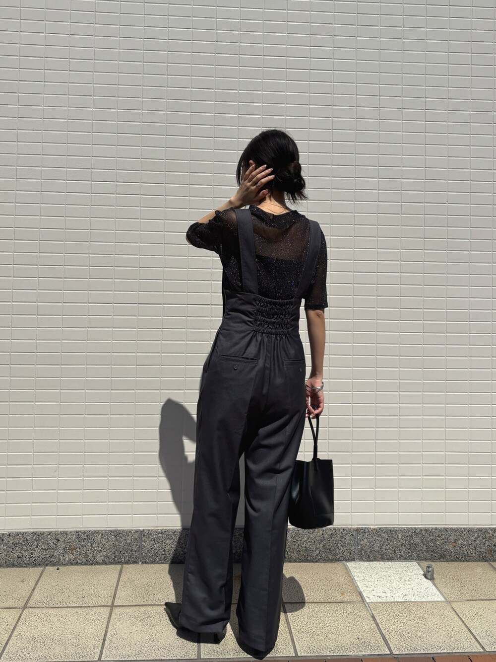 ブラック系のTシャツ/カットソー、グレー系のサロペット/オーバーオールを着用したレディースの春コーディネートの4枚目の写真