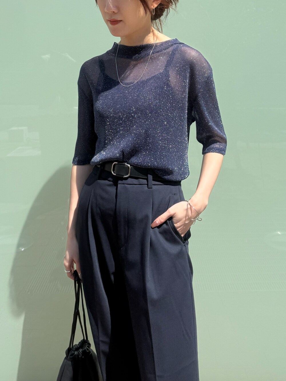 ブルー系のTシャツ/カットソーを着用したレディースの春コーディネートの2枚目の写真