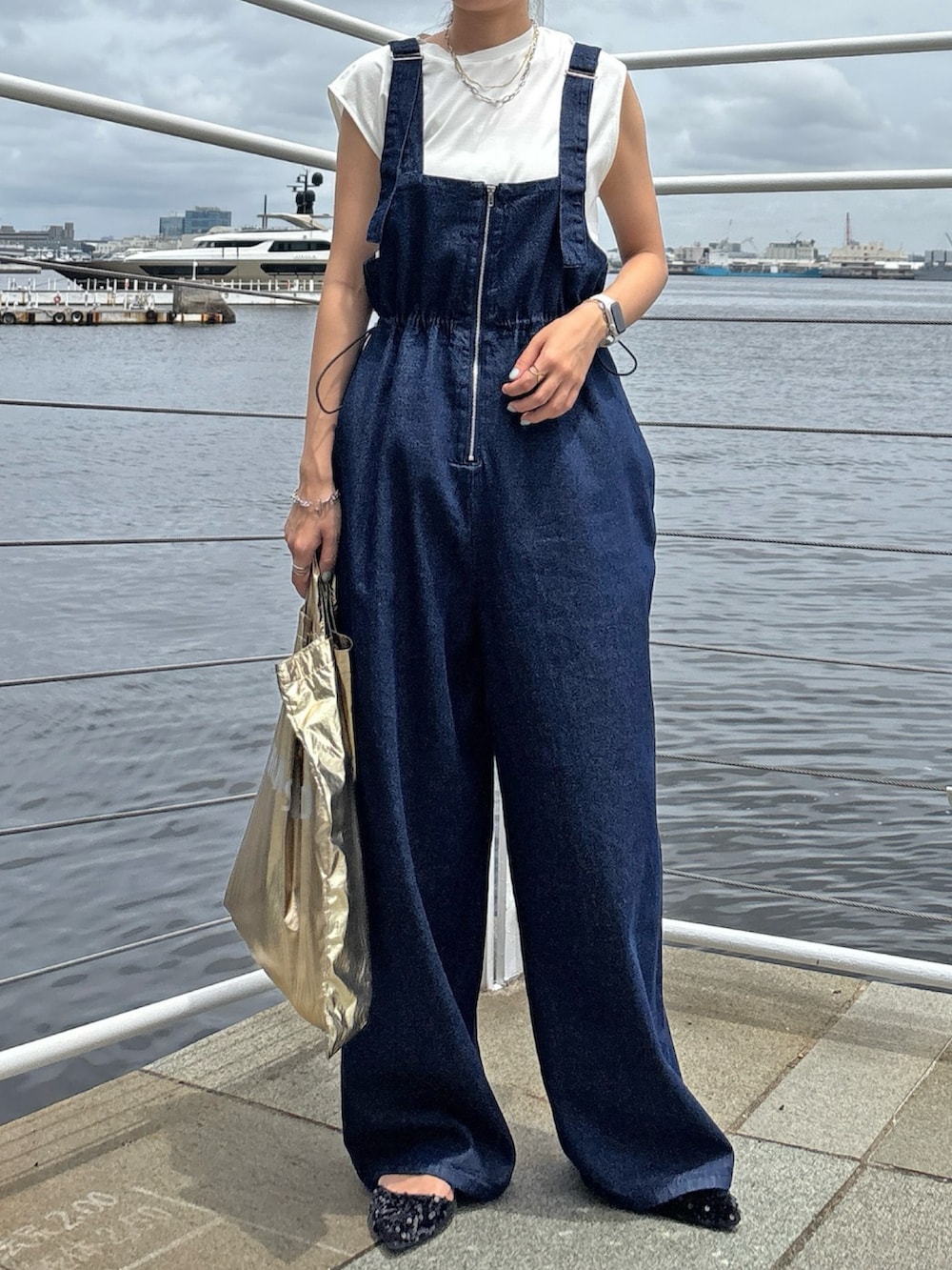 ブルー系のサロペット/オーバーオール、ホワイト系のシャツ/ブラウスを着用したレディースの夏コーディネートの2枚目の写真