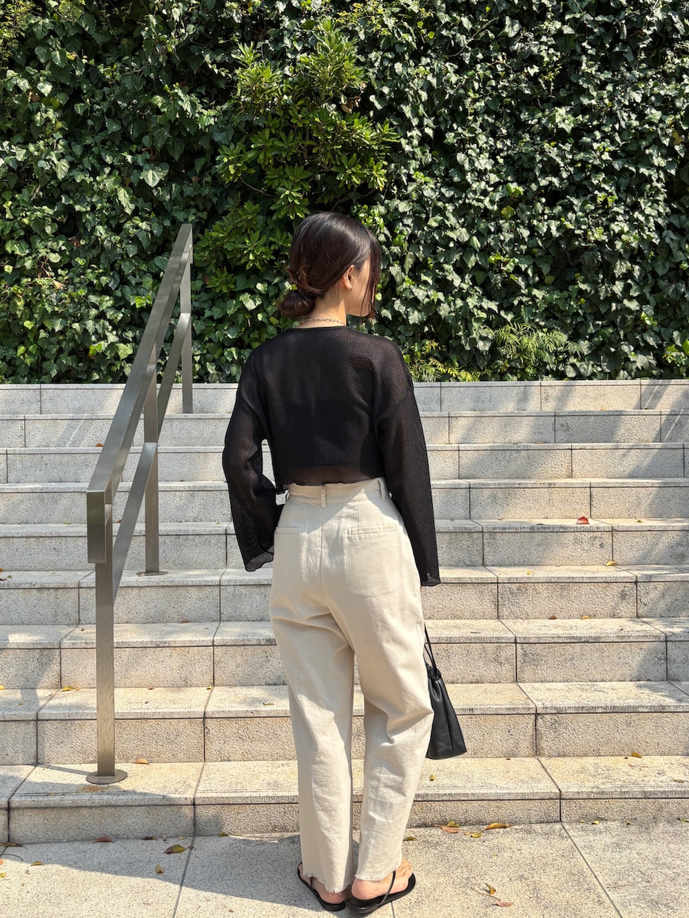 ブラック系のTシャツ/カットソー、ベージュ系のセットアップを着用したレディースの春コーディネートの2枚目の写真