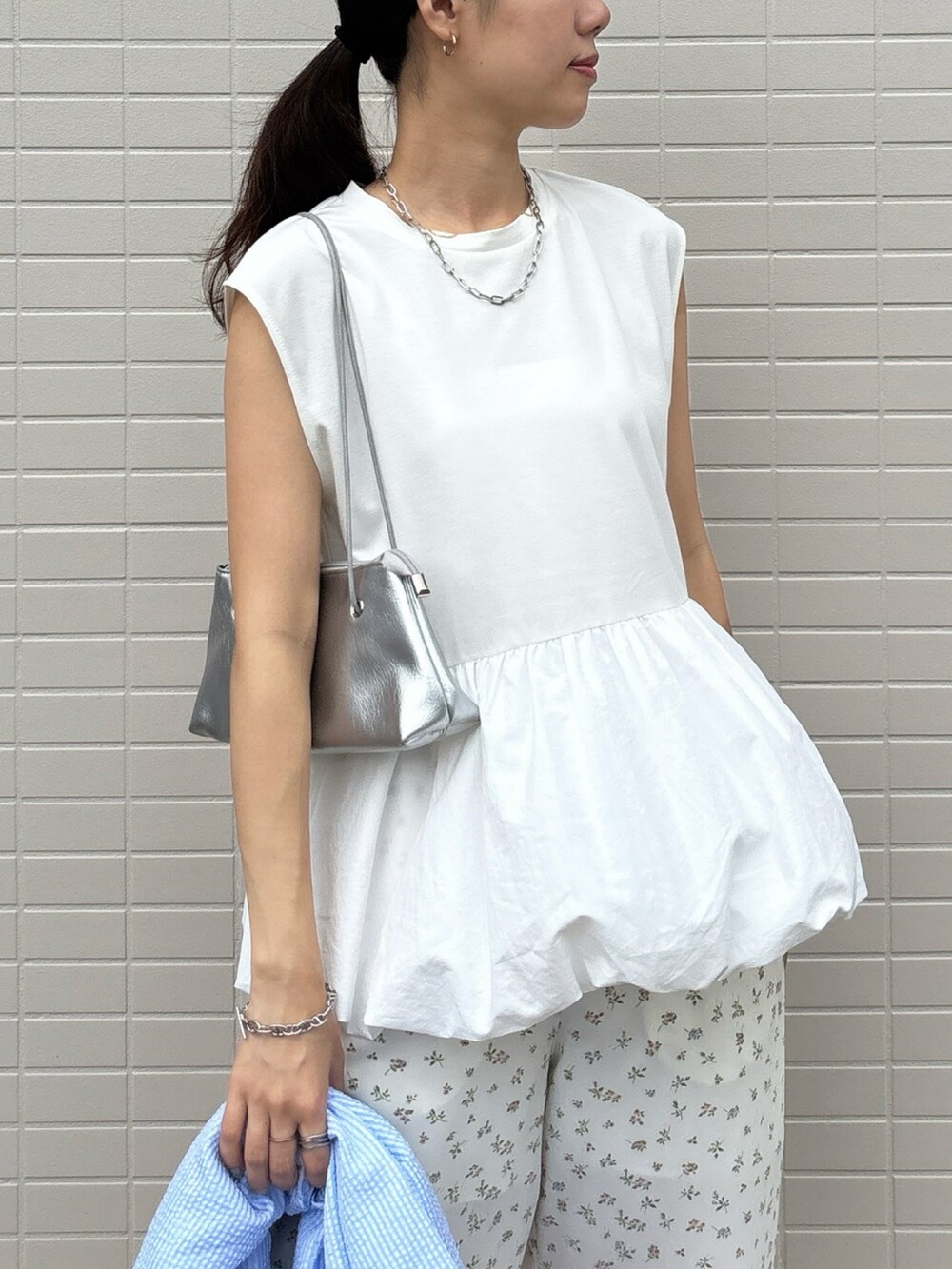 ホワイト系のその他パンツ、ホワイト系のシャツ/ブラウス、ブルー系のシャツ/ブラウスを着用したレディースの夏コーディネートの2枚目の写真