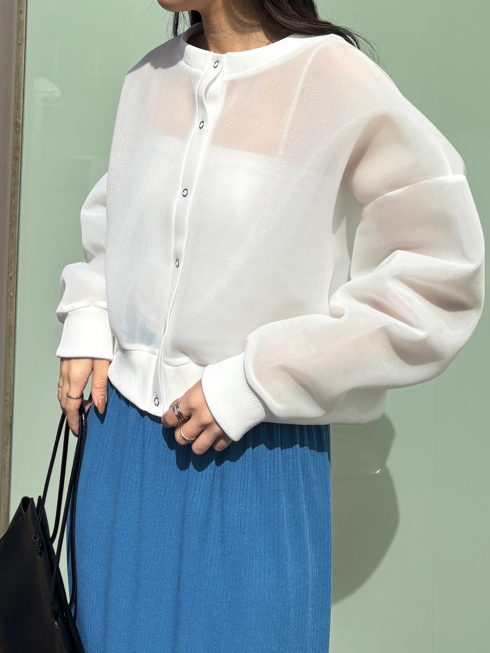 「シアーカーディガン、リブスカート、黒ショルダーバッグ、黒縁メガネ、キャップ、ニューバランス、白トップス、ブルースカート、春コーデ、ママコーデ、大人カジュアル、骨格ウェーブ」｜「ISOOKの【ISOOK / アイスー】シアーダンボール2wayカーディガン / プルオーバー 羽織り ミドル丈 長袖 Uネック クルーネック 白 黒 アイボリー ブラック ZOZOTOWN限定（カーディガン/ボレロ、ホワイト系）」を使った、ISOOKさん（レディース・160cm）の春コーディネートの2枚目の写真