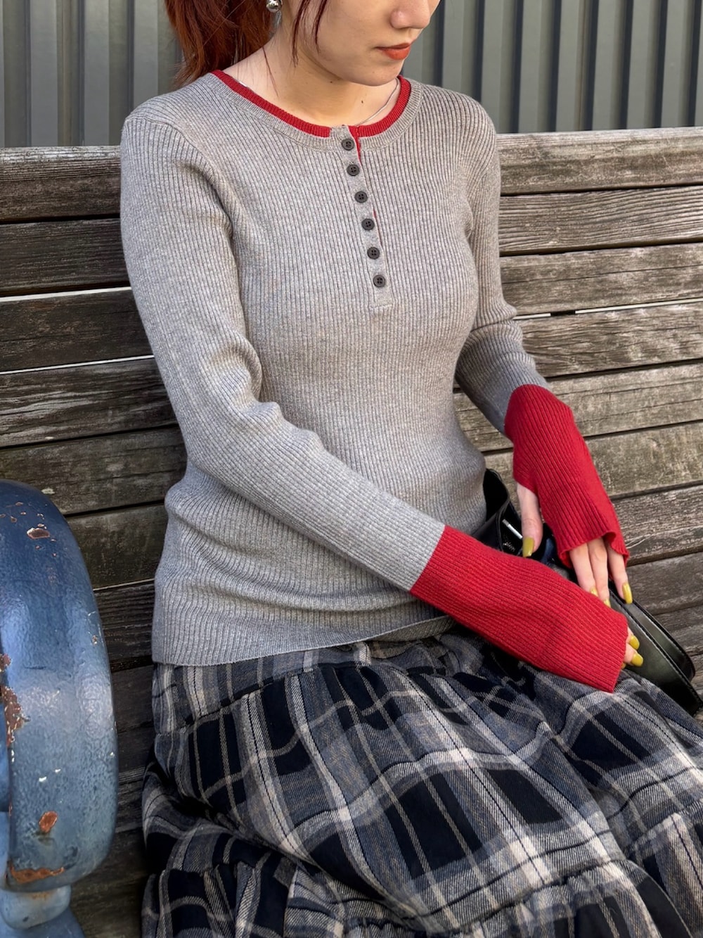 グレー系のニット/セーターを着用したレディースの秋コーディネートの2枚目の写真